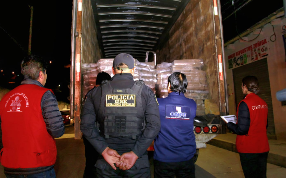 LLEGA MATERIAL ELECTORAL A ANDAHUAYLAS BAJO ESTRICTAS MEDIDAS DE SEGURIDAD PARA LA SEGUNDA ELECCIÓN PRESIDENCIAL